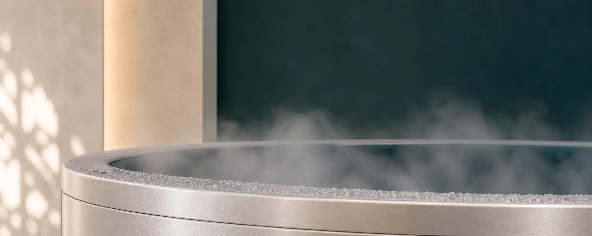 Frost and cold vapour forming along a cryotherapy chamber